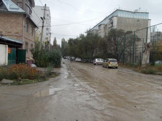 Участок улицы Чокморова «утопает» в грязи, - бишкекчанин (фото)