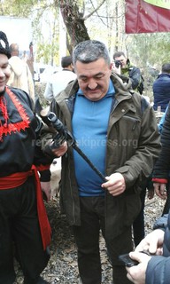 Казаки Семиреченского войска подарили мэру города Бишкек А.Ибраимову нагайку, - читатель <i>(фото)</i>