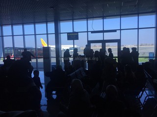 В Ошском аэропорту задержали рейс Ош-Бишкек на 2 часа, - читатель (фото, видео)