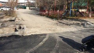 Дорожники в 7 мкр Бишкека положили новый асфальт для автомобилей, а тротуар не сделали, - читатель (фото)