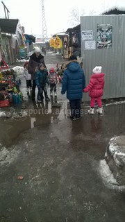 У входа в западные ворота рынка «Кудайберген» в Бишкеке во время осадков образуется огромная лужа, - читатель (фото)
