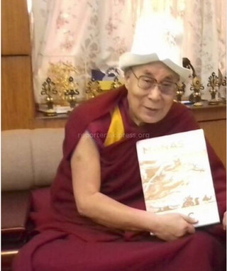 Фото — Лидер тибетского буддизма Далай-лама XIV в кыргызском калпаке и с книгой «Манас»