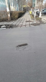Отремонтированная дорога в 7 мкр начала разрушаться, - читатель (фото)