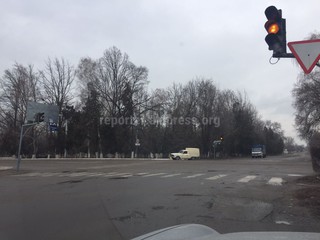 Светофор на перекрестке Ибраимова-Сарбагышева не работает уже более 10 дней, - житель Токмока (фото)