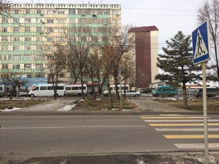 Городские службы Бишкека обследовали опасный участок дороги возле остановки мкр Улан-2