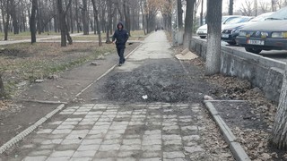 Мэрия Бишкека отремонтирует участок тротуара на пересечении улиц Байтик баатыра и Ахунбаева, когда будет подходящая погода