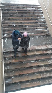 Читателя порадовал поступок милиционера, который помог спуститься бабушке по ступенькам в Бишкеке (фото)