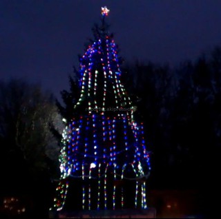 Видео — Новогодняя елка на центральной площади города Токмок