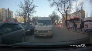 Водитель маршрутки №169 на ул.Горького выехал на встречку и высаживал пассажиров (видео)