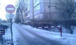 Законно ли установлен шлагбаум в 7 мкр Бишкека при вьезде в дома №35 и 36? - читатель (фото)