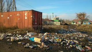 На ул.Ауэзова рядом с железно-дорожным переездом скопился мусор, - читатель (фото)