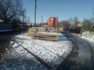 Жители ул.Осмонкула в Бишкеке просят убрать бетонные плиты, которые перегородили дорогу (фото)