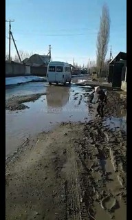 Житель Ак-Босого жалуется на плохое состояние дорог в жилмассиве <i>(фото, видео)</i>