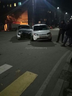 На пересечении улиц Токтогула-Шопокова произошло ДТП, водителя одной из машин увезли в больницу, - читатель <i>(фото)</i>