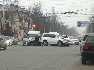 На перекрестке Айтматова-Ахунбаева столкнулись Lexus и маршрутка <i>(фото)</i>