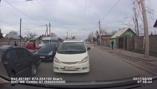 Водитель пытался объехать пробку на ул.Гагарина и выехал на встречную полосу <i>(видео)</i>
