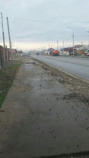 Читатель жалуется, что на ул.Алыкулова в Бишкеке грязь, собранная с обочин дорог, была разбрызгана поливочной машиной (фото)