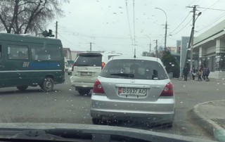 Lexus GX 470 со второй полосы повернул на ул.Ахунбаева, подрезая другой автомобиль <i>(видео)</i>