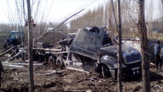 На участке дороги Бишкек-Ош произошло ДТП с участием бензовоза, водитель в тяжелом состоянии (фото)