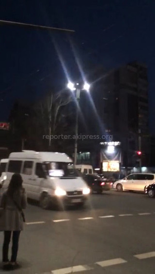 Читатель просит обратить внимание на неисправность уличного освещения по ул.Киевской (видео)
