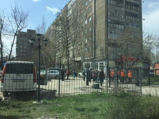 Видео, фото – Демонтаж ограждения привел к конфликту жителей дома №5 проспекта Манаса и сотрудников мэрии Бишкека