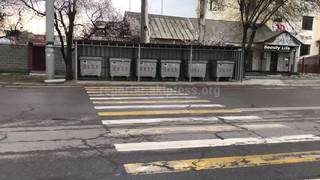 Пешеходная дорожка на ул.Юнусалиева упирается к мусорным контейнерам (видео)