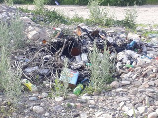 Читатель просит убрать мусор на пересечении улиц Мин-Куш и Набережной в жилмассиве Арча-Бешик (фото)