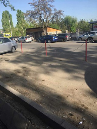 Ограждения для парковки на пересечении улиц Суеркулова и Байтик Баатыра в 8 мкр демонтированы