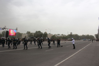 Ветер сдул фуражки музыкантов военного оркестра на площади Ала-Тоо <i>(фото)</i>