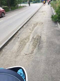 Недавно отремонтированный тротуар в мкр Тунгуч уже разбит (фото)