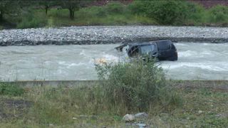На автодороге Бишкек–Ош автомашина упала в реку <i>(фото)</i>