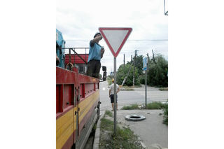 «Бишкекасфальтсервис» починил дорожный знак на Тойгомбаева-Т.Фрунзе