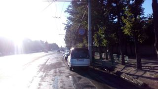 На пересечении улиц Жибек Жолу и Кулиева машины паркуются, несмотря на запрещающий знак ПДД (фото)