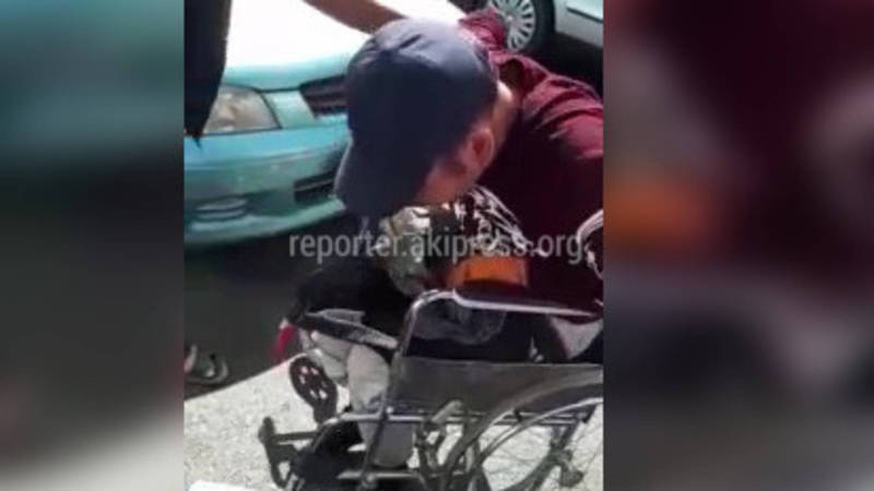 Видео – Возле Ошского рынка мужчины разоблачили лже-инвалида «без ног»