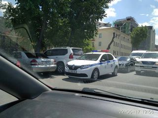 Патрульная машина нарушила ПДД, водитель припарковал ее на проезжей части ул.Орозбекова (фото)