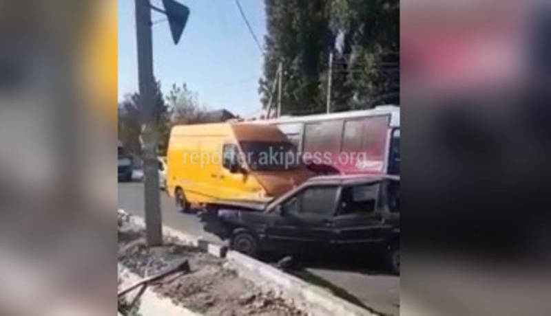 «Опасный участок». На Орозбекова-Баялинова произошло ДТП с участием трех машин (видео)