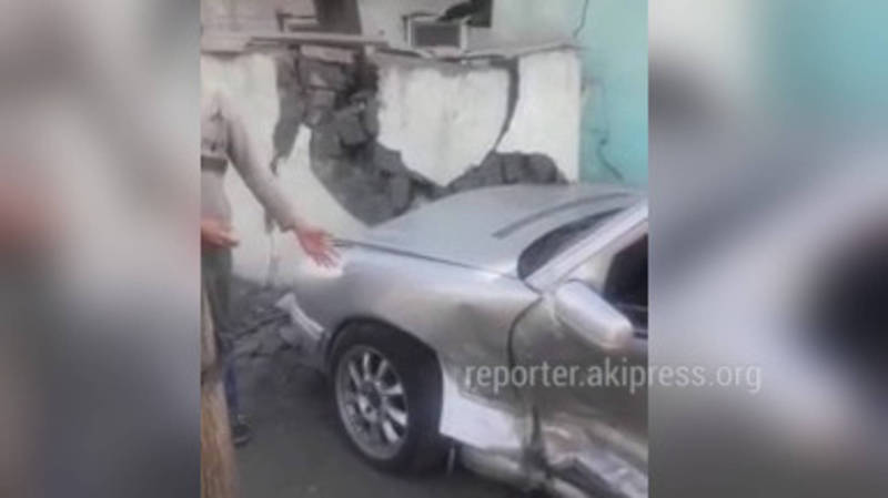 «Злосчастный перекресток»: На Баялинова-Орозбекова машина врезалась в забор дома. Четвертый случай за октябрь