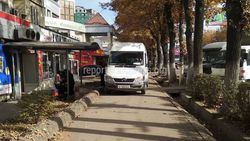 Парковка по-хамски: Микроавтобус занял тротуар в мкр Восток-5. Фото
