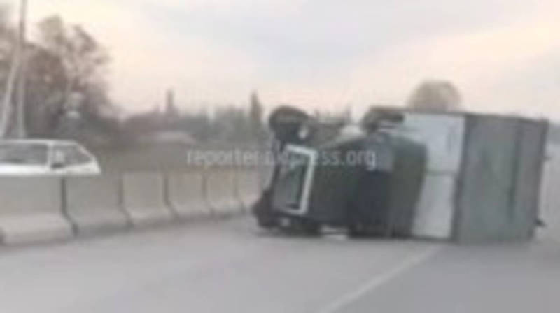 На участке автотрассы Бишкек—Кара-Балта грузовик перевернулся после ДТП (видео)