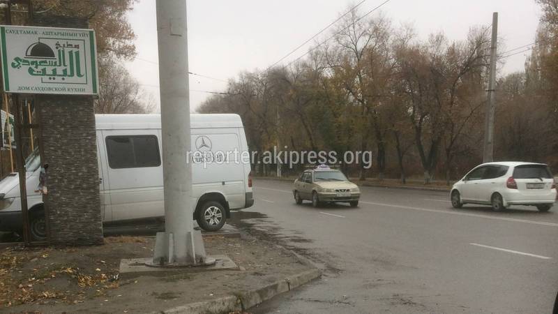 Бишкекчанин считает, что парковка напротив здания УОБДД организована с нарушением