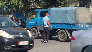 В Бишкеке на Асаналиева-Толстого парень регулировал движение из-за неработающего светофора <i>(видео)</i>