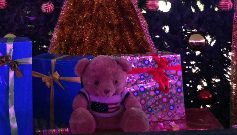 Девушка украсила елку на площади Ала-Тоо своим плюшевым медведем, к утру его украли