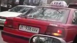 На Ахунбаева-Малдыбаева водитель «Мазды» повернул со второго ряда (видео)