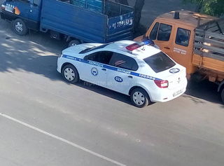 На ул.Садыгалиева в Бишкеке инспектор патрулировал движение, оставив машину на проезжей части <i>(фото)</i>
