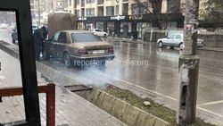 Фото — В центре Бишкека «Мерседес» пускал густой дым
