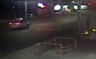 Видео — Погоня машины со спецсигналами за мотоциклом, который затем попал в ДТП