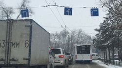 На Айтматова-Горького троллейбус повернул с запрещенной полосы (фото)