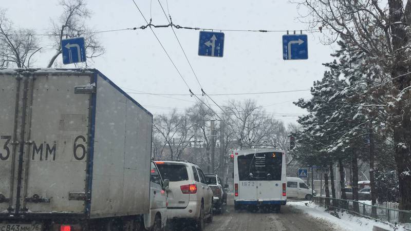 На Айтматова-Горького троллейбус повернул с запрещенной полосы (фото)