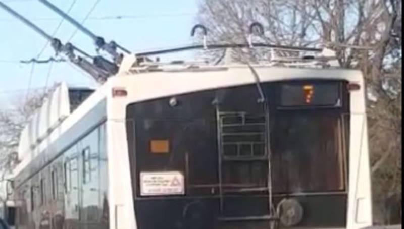 На Толстого-Некрасова троллейбус нарушил ПДД. Водителю объявили замечание и лишили премии