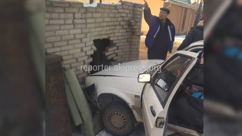 Видео — На пересечении Кайназарова-Абдыраева машина врезалась в ограждение